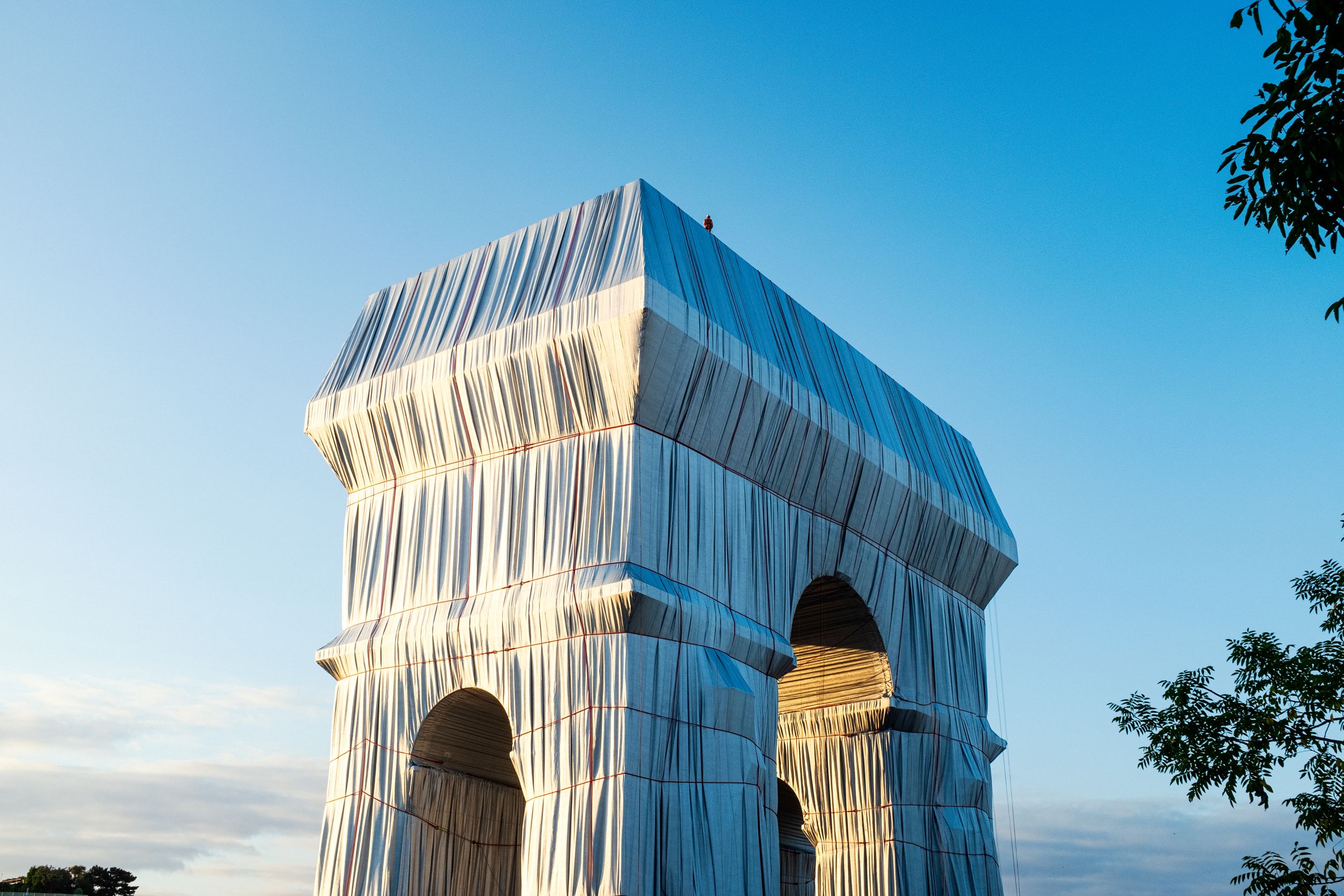 Website_Arc de Triomphe Wrapped Photo Lubri_Christo Jeanne-Claude Foundation